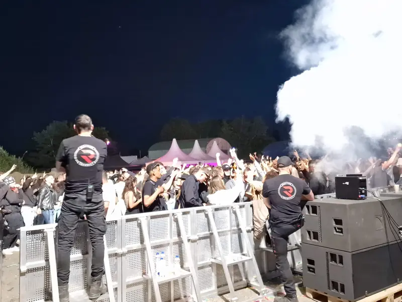 Beveiligers van Reaction Security bij het podium van een festival