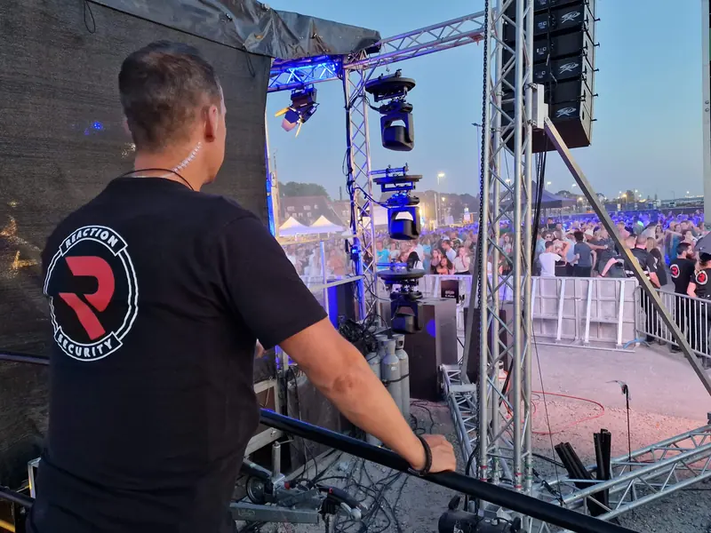 Beveiliger van Reaction Security op het podium bij een festival