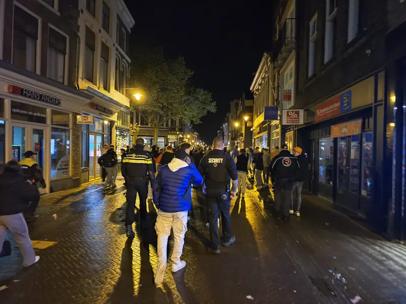 Beveiligers van Reaction Security in de binnenstad tijdens een avondevenement