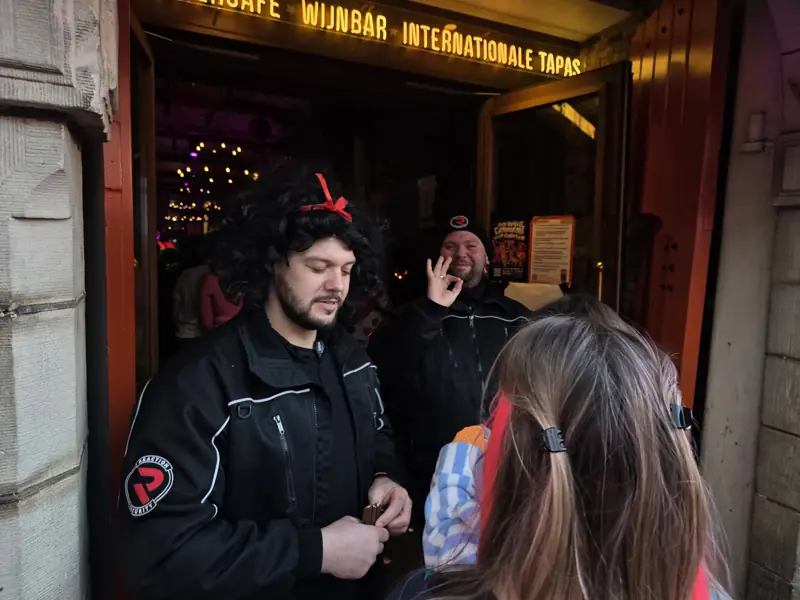 Portiers van Reaction Security bij een café tijdens carnaval