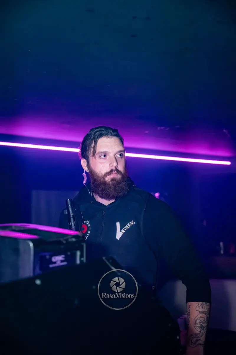 Beveiliger van Reaction Security in een club met paarse verlichting