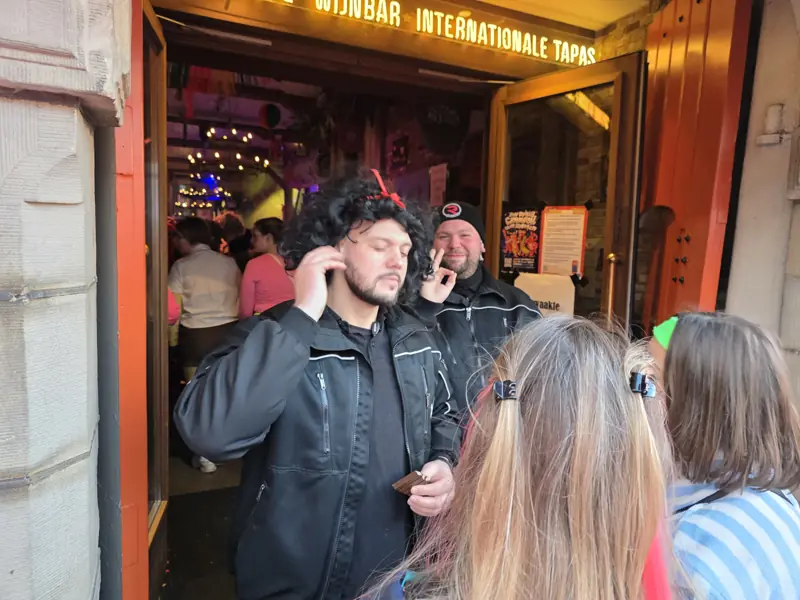 Portiers van Reaction Security bij de ingang van een café
