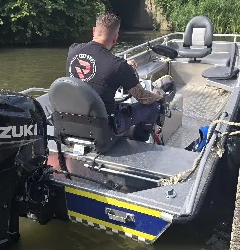 Beveiliger van Reaction Security op het surveillancevaartuig