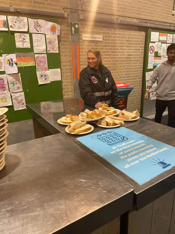 Beveiligster van Reaction Security op een opvanglocatie