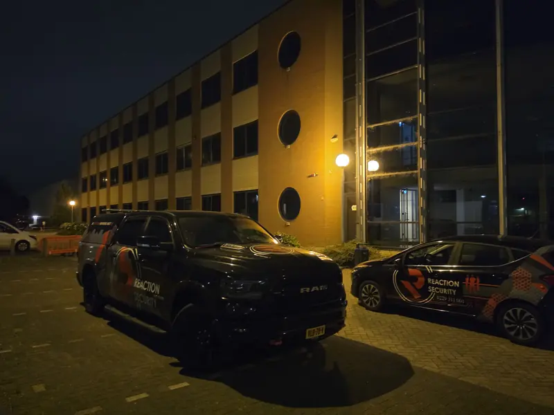 Voertuigen van de Quick Response Unit van Reaction Security in de avond