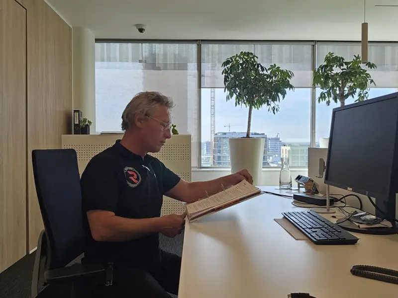 Medewerker van Reaction Security aan een receptiebalie